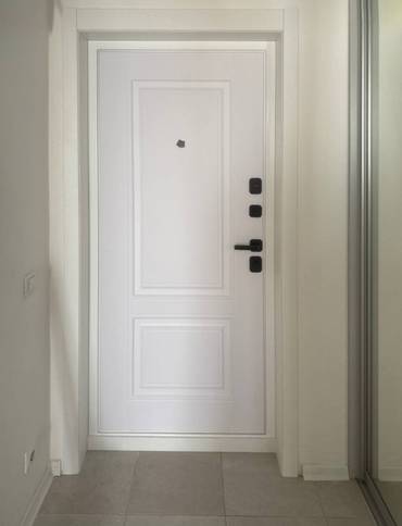 Дверь с МДФ белого цвета